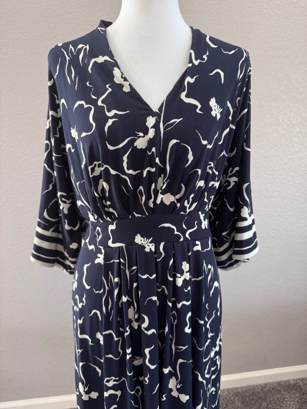 CHICO'S Kimono Inspired Pleated Jersey Midi Dress Blue & White Size 1, Medium - Picture 3 of 9